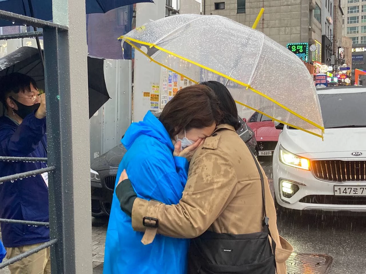 고민정 더불어민주당 의원이 한 시민을 부둥켜안고 울고 있다. / 고 의원 페이스북