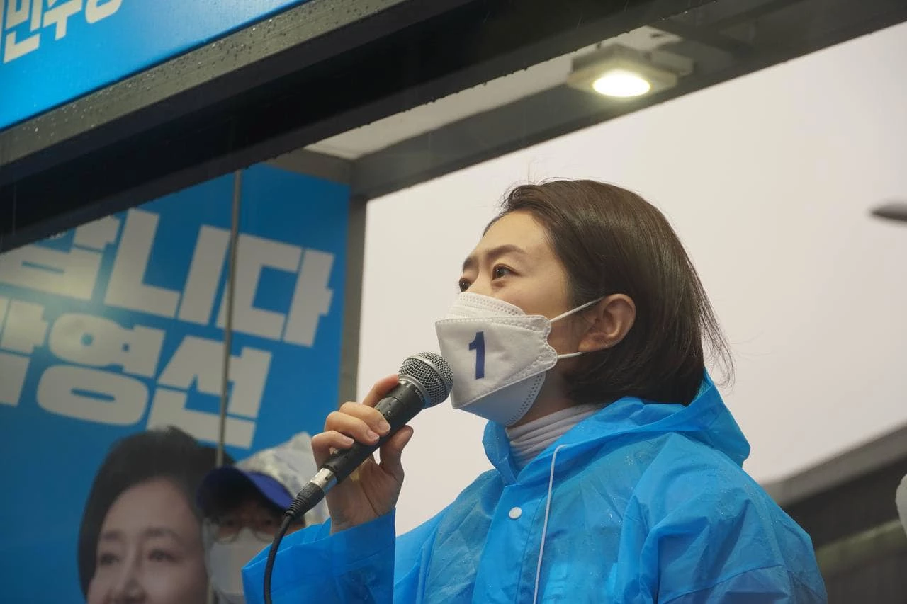 고민정 더불어민주당 의원이 같은 당 박영선 서울시장 후보에 대한 지지를 호소하고 있다.