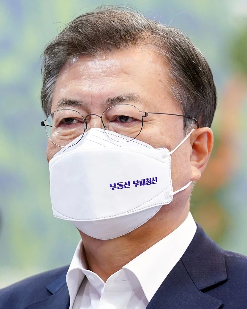 문재인 대통령 마스크에 새겨진 문구