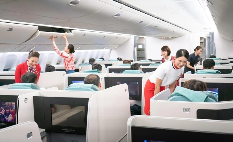 대한항공 객실승무원들이 역대 유니폼을 입고 기내 서비스를 하고 있다 / 대한항공