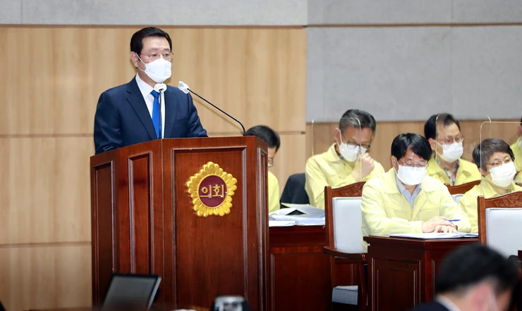 이용섭 광주광역시장이 31일 오전 시의회 본회의장에서 열린 제296회 시의회 임시회에서 김동찬 의원의 광주시 주택수급정책에 대한 시정질문에 답변을 하고 있다./광주광역시 제공