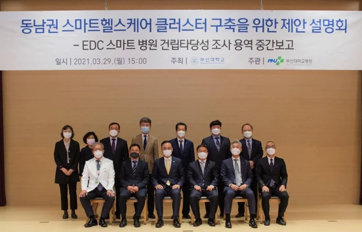 (앞줄 왼쪽부터) 이정주 부산대병원장, 김윤일 부산시경제부시장 직무대행, 차정인 부산대학교총장, 권순기 경상국립대학교총장, 장영수 부경대학교총장, 김건일 부산대학교 의무부총장 / 사진제공=부산대병원