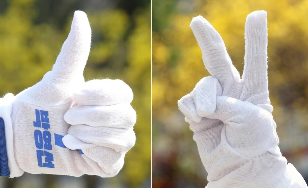 박영선 후보(왼쪽), 오세훈 국민의힘 서울시장 후보 선거운동원이 각각 손으로 '후보자 기호'를 나타내고 있다