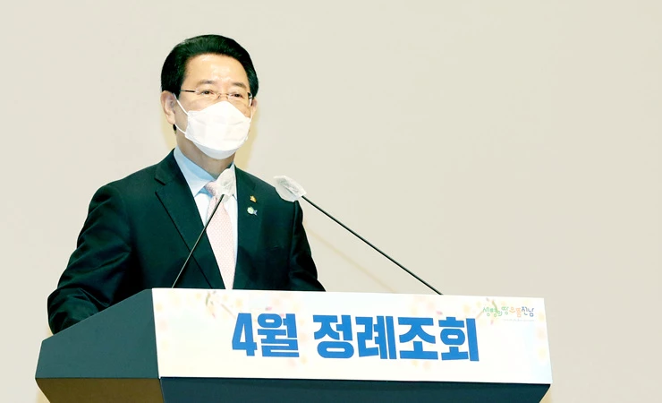김영록 전라남도지사가 1일 오전 도청 김대중강당에서 실·국장, 과장 등 신규직원들이 참여한 가운데 열린 공감과 소통을 위한 ‘4월 정례조회’ 에서 인사말을 하고 있다.   / 전남도