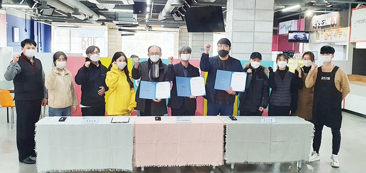 여수시가 코로나19의 장기화로 운영에 지속적인 어려움을 겪고 있는 여수 중앙시장 청년몰(공식명칭 ‘꿈뜨락몰’) 활성화를 위해 지난 2월 29일 상생협약을 체결하고 있다.