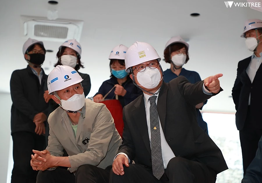 이석영 뉴미디어도서관 현장에서 조광한 남양주시장이 인재진 3050전략위원회 위원과 의견을 나누고 있다