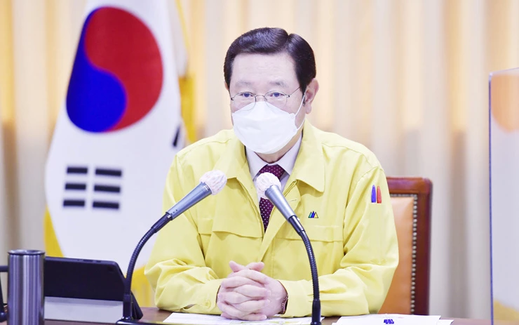 이용섭 광주시장은 6일 중회의실에서 화요간부회의를 주재하고 '범정부협의체 구성을 계기로 광주 군공항 이전사업을 속도감있게 추진해주기 바란다'고 당부했다.   / 광주광역시