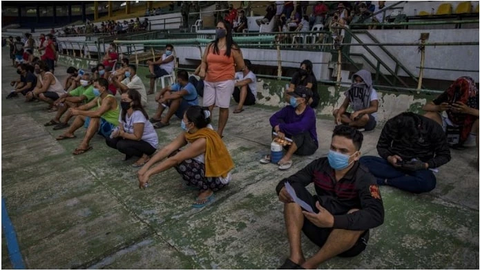 마스크를 착용하지 않은 혐의로 체포된 사람들은 2020 년 7 월8 일 수도 마닐 케손시의 경기장에 구금된 모습 / 호주 9뉴스 캡쳐