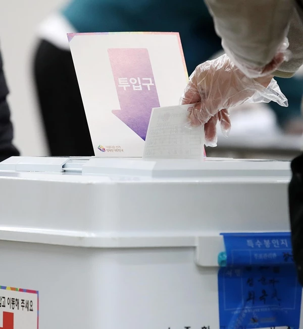 투표하는 모습 / 이하 뉴스1