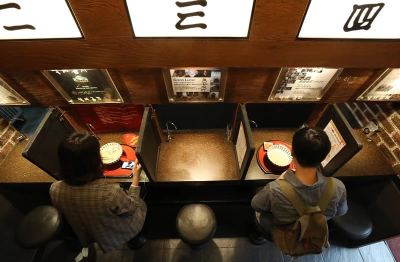 1인 전용 식당에서 식사를 하고 있는 고객 / 뉴스1