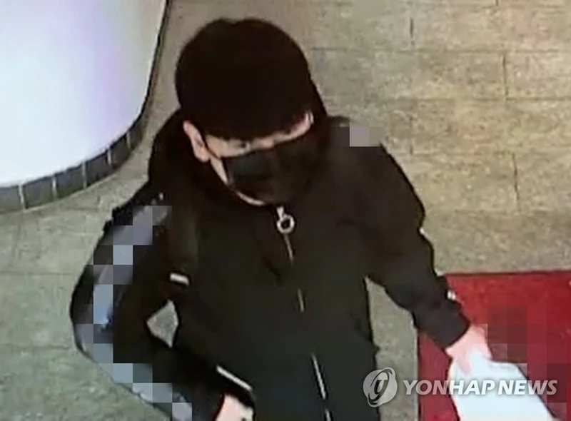 사건 당일 피해자 중 큰딸이 종종 방문하던 서울 노원구의 한 PC방에 찾아온 김태현의 모습 / 이하 연합뉴스