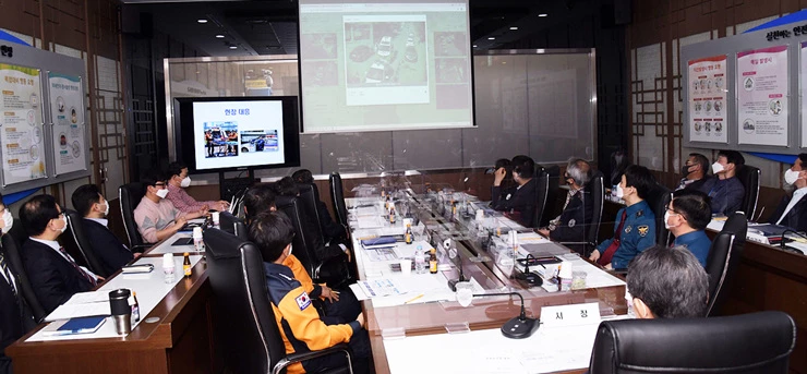 8일 CCTV 통합관제센터 상황회의실에서 열린 ‘여수시 스마트시티 통합플랫폼 기반구축 사업’ 완료보고회에서 위급상황 시연이 이뤄지고 있다.