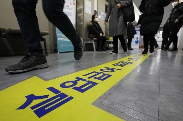 서울 마포구 서부고용복지플러스센터로 구직자들이 향하고 있다. /뉴스1