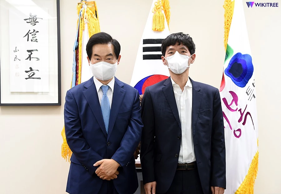 안병용 의정부시장(왼쪽)과 프로바둑기사 이창호 9단 / 이하 의정부시청