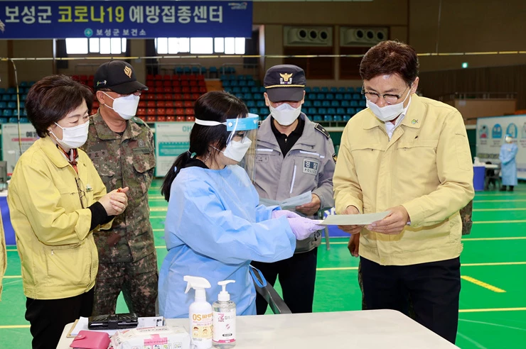 김철우 보성군수가 직접 훈련에 참여해 현장점검과 예방접종 진행 전 과정을 꼼꼼히 체크하고 있다.