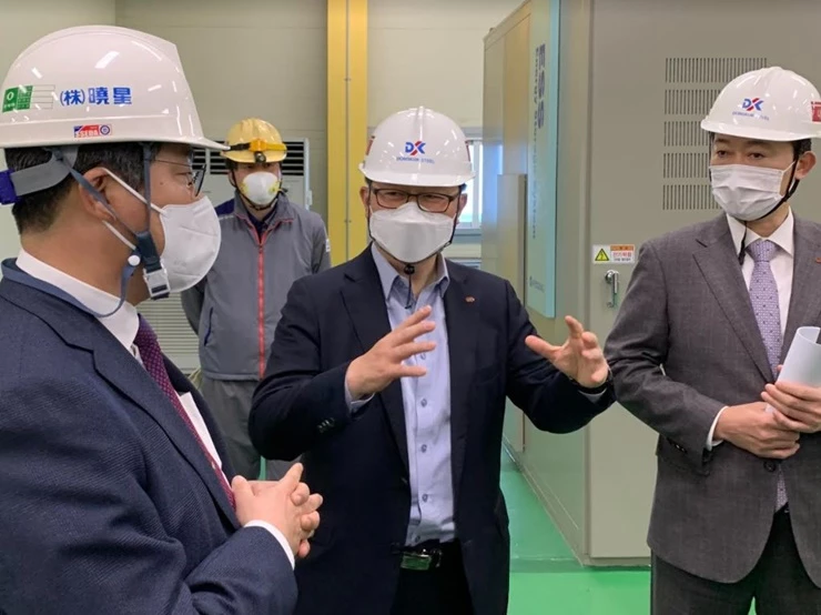 박일준 동서발전 사장(가운데), 유호재 효성중공업 국내영업총괄 전무(왼쪽에서 1번째) 등 관계자가 에너지저장장치(ESS) 설비 현장점검을 시행하고 있다. / 사진제공=동서발전