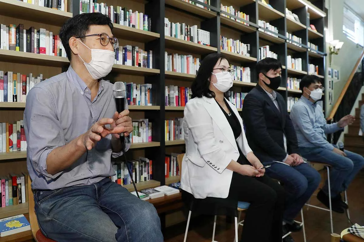 나란히 앉은 '조국흑서' 저자들. 왼쪽부터 진중권 전 동양대학교 교수, 권경애 법무법인 해미르 변호사, 서민 단국대 의대 교수, 김경율 회계사(전 참여연대 집행위원장).  / 뉴스1