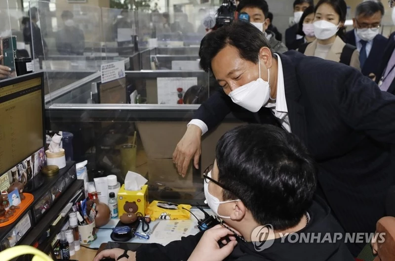 오세훈 서울시장이 12일 오전 서울 동대문구 120다산콜재단을 방문, 상담원과 대화하는 모습 / 연합뉴스