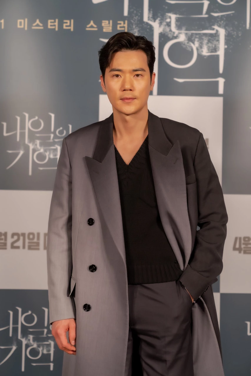 혼자 시사회에 참석하게 된 김강우 / 네이버영화 '내일의 기억'