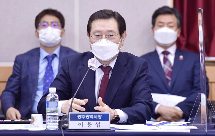 이용섭 광주광역시장이 13일 오후 광산구 평동종합비즈니스센터에서 열린 '광산구민과의 정책 현장대화'에 참석해 광산구 주요정책과 중소기업·소상공인에 대한 지원 및 협력방안 등을 논의하고 있다./광주광역시 제공