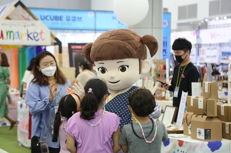 대구키즈엑스포에서 인형탈과 인사하는 아이들(2020년) / 엑스코