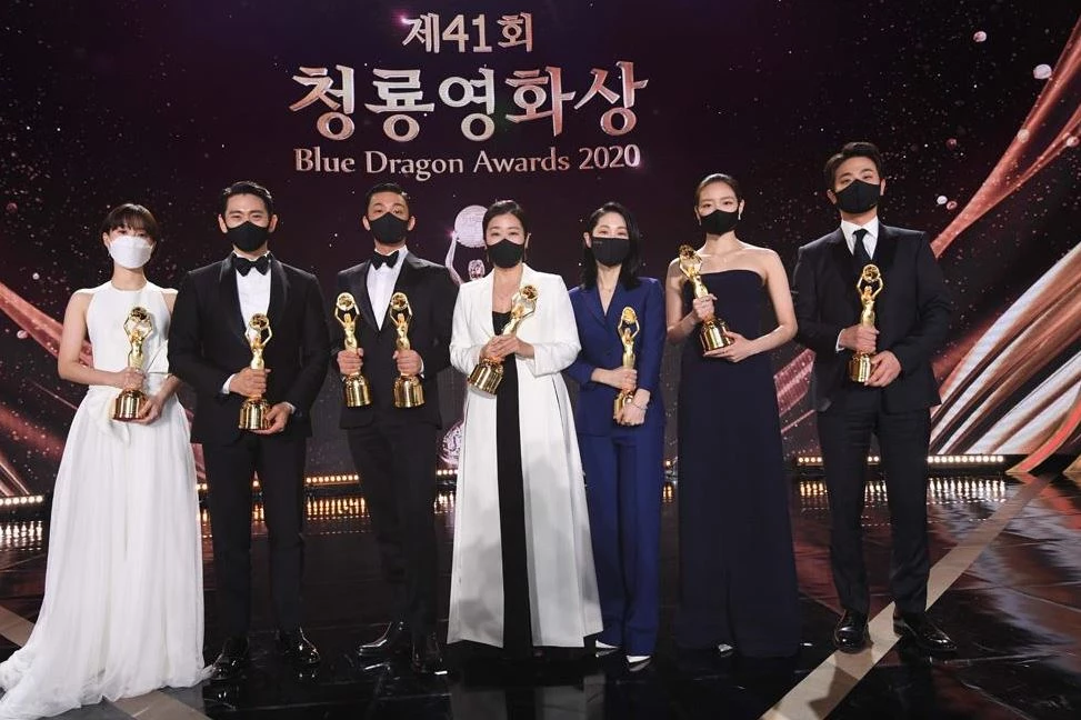 왼쪽에서 두번째가 유태오 / 뉴스1