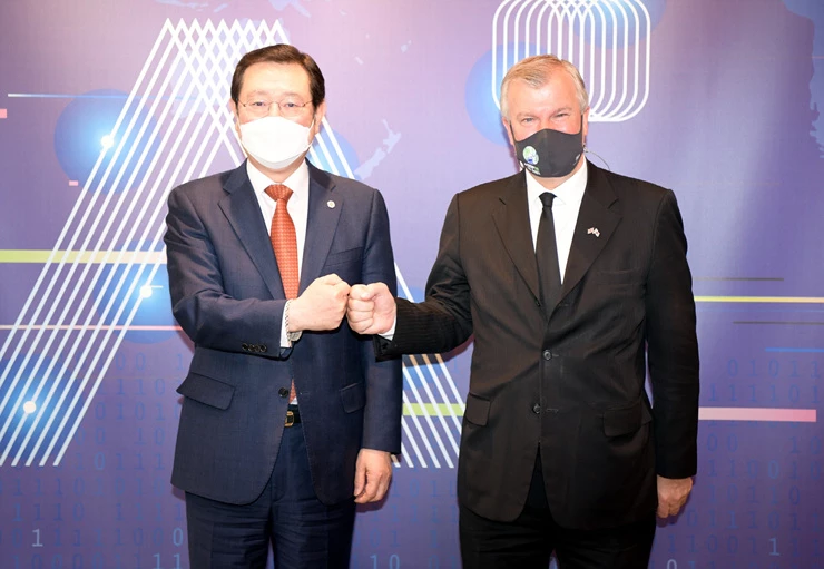 이용섭 광주광역시장이 15일 오전 시청 접견실에서 사이먼 스미스 주한 영국대사를 접견한 후 기념촬영을 하고 있다./광주광역시 제공