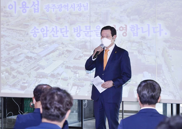 이용섭 광주광역시장이 15일 오후 남구 광주정보문화산업진흥원 스마트미디어센터에서 열린 '남구민과의 정책 현장대화'에 참석해 송암산단 도시재생 공모사업 추진 등 건의사항에 대한 협력방안을 논의하고 있다./광주광역시 제공