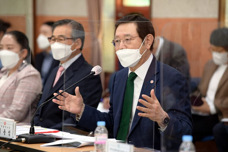 이용섭 광주광역시장이 14일 오후 북구 문화근린공원 노인복지센터에서 열린 북구와의 자치구 정책 현장대화에 참석해 주민들의 의견을 청취한 후 답변하고 있다./광주광역시 제공