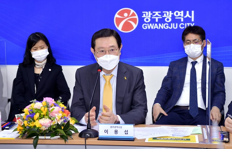 이용섭 광주광역시장이 16일 오후 서구 빛여울채 종합사회복지관에서 열린 '서구민과의 정책 현장대화'에 참석해 주민들의 건의사항에 대한 협력방안을 논의하고 있다./광주광역시 제공