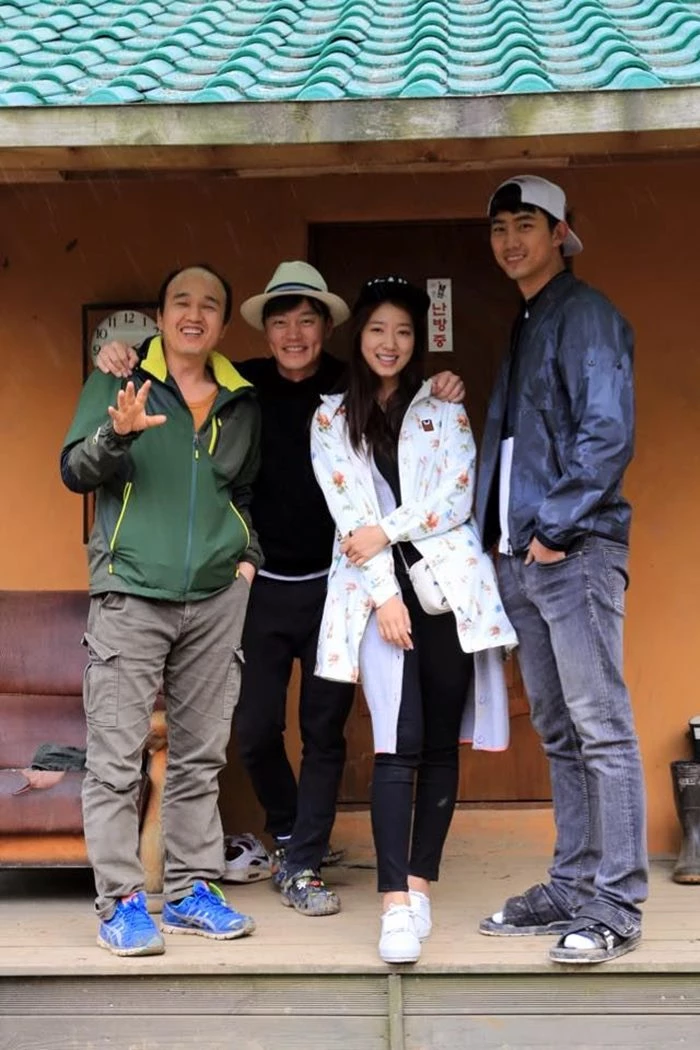 (왼쪽부터) 배우 김광규, 이서진, 박신혜, 옥택연 / tvN 제공