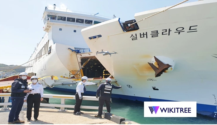 강병선 주임운항관리자와 이규빈 항해사가 흘수감정을 하고 있으며, 박주혁 운항관리자와 이은 항해사가 드론을 이용하여 반대측 흘수 감정을 하고 있다.