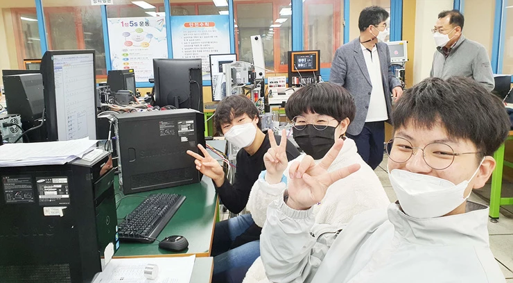 광주자동화설비공업고에서 PLC를 배우고있는 광주SW마이스터고 학생들