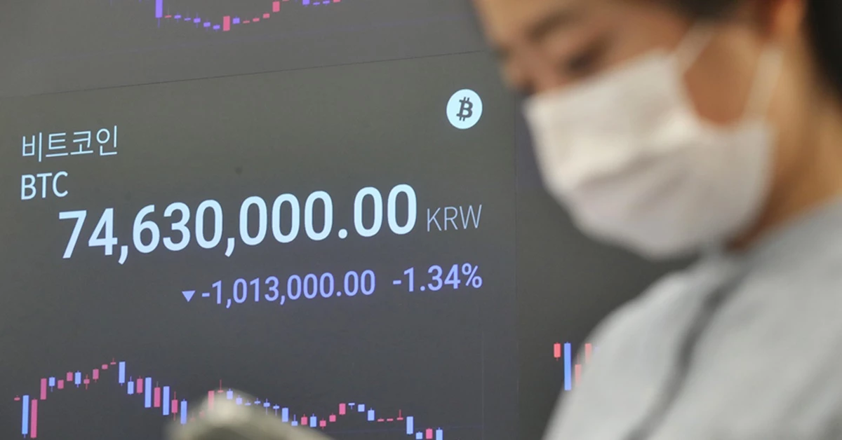 지난 19일 오후 서울 강남구 암호화폐 거래소 업비트 라운지에 설치된 전광판에 비트코인 가격이 표시되고 있다./뉴스1