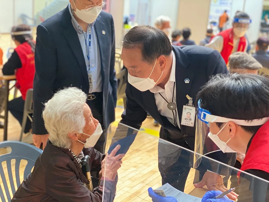 정동균 양평군수(가운데) / 이하 정동균 양평군수 페이스북