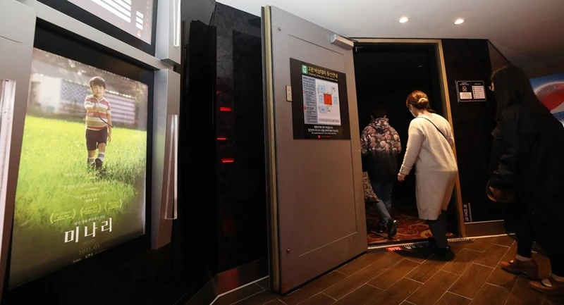 화 '미나리'(감독 정이삭)가 상영중인 서울 중구 롯데시네마에 관객들이 입장하고 있다. / 뉴스1