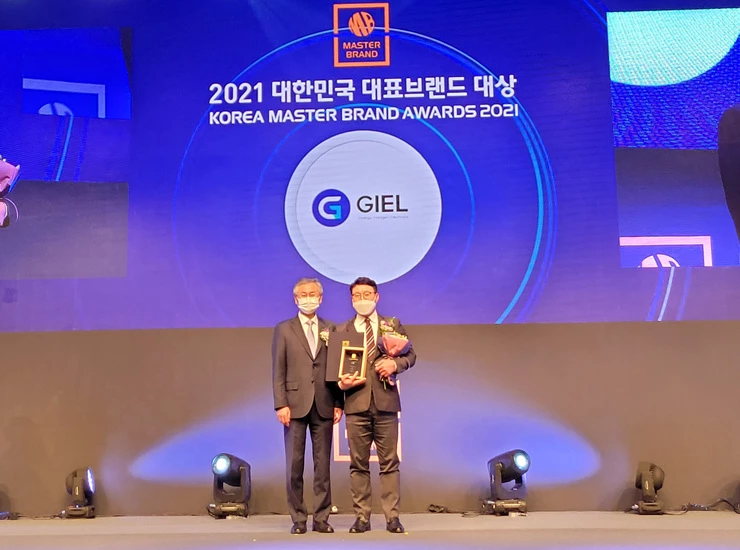 GIEL(지엘), 대한민국 대표브랜드 대상_박준열 자동차산업과장(오른쪽)