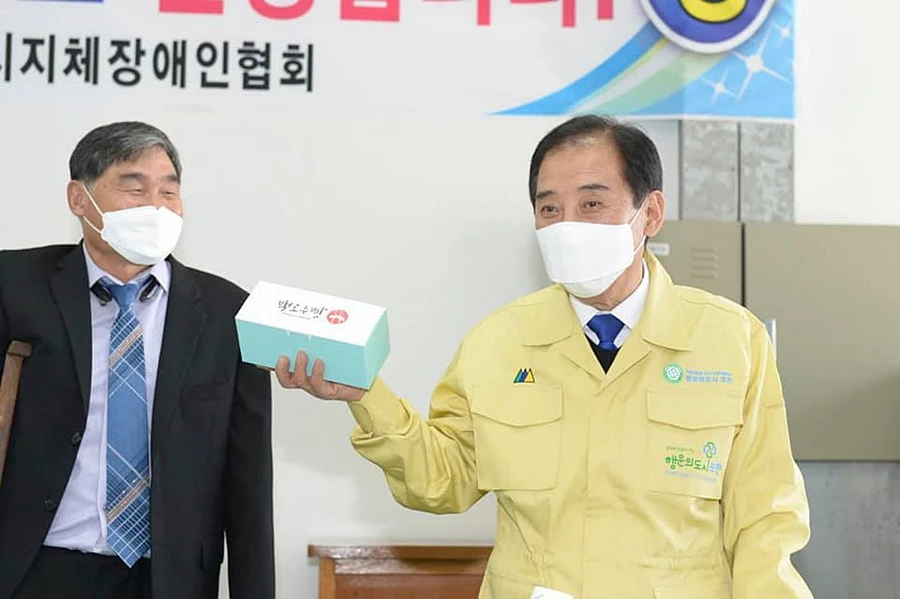 박윤국 포천시장(오른쪽) / 이하 박윤국 포천시장 페이스북