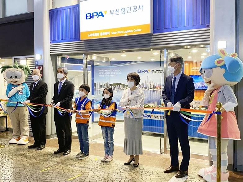 왼쪽부터, BPA 강부원 부사장, BPA 남기찬 사장, 체험 어린이 2, 키자니아 코리아 최성금 대표, 부산MBC 구자중 대표 / 사진제공=부산항만공사