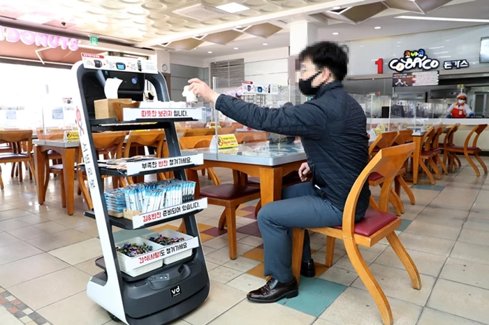 최근 늘어난 비대면 소비 트렌드에 맞춰 휴게소에 음식조리와 서빙이 가능한 로봇을 도입해 시범운영 중 / 한국도로공사