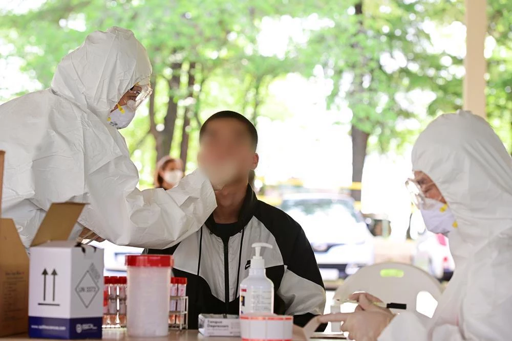 육군훈련소로 입소한 입영장정들이 PCR검사(유전자 증폭) 전수조사를 위한 검체 채취를 하고 있다.