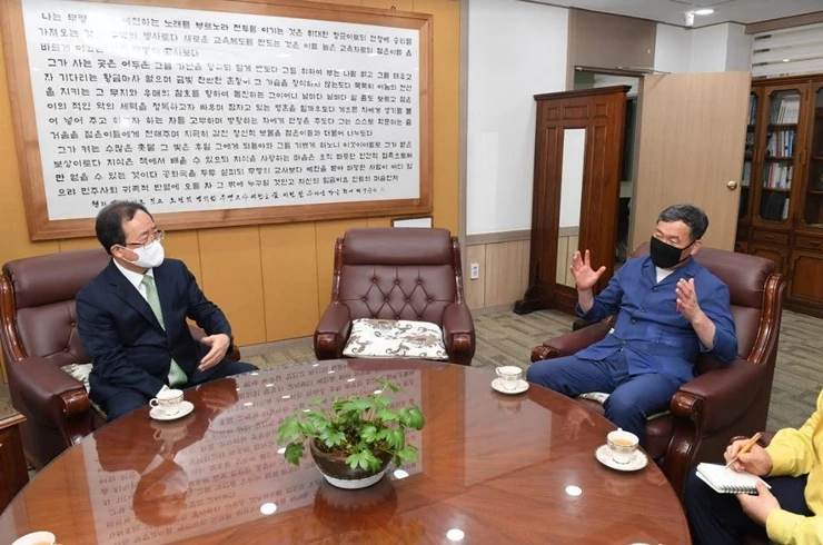 오규석 기장군수 (사진/오른쪽)는 일광신도시 내 고등학교의 조속한 개교를 요청하기 위해 26일 부산광역시교육청을 방문해 김석준 부산광역시 교육감(사진/왼쪽)과 면담을 진행했다. / 사진제공=기장군