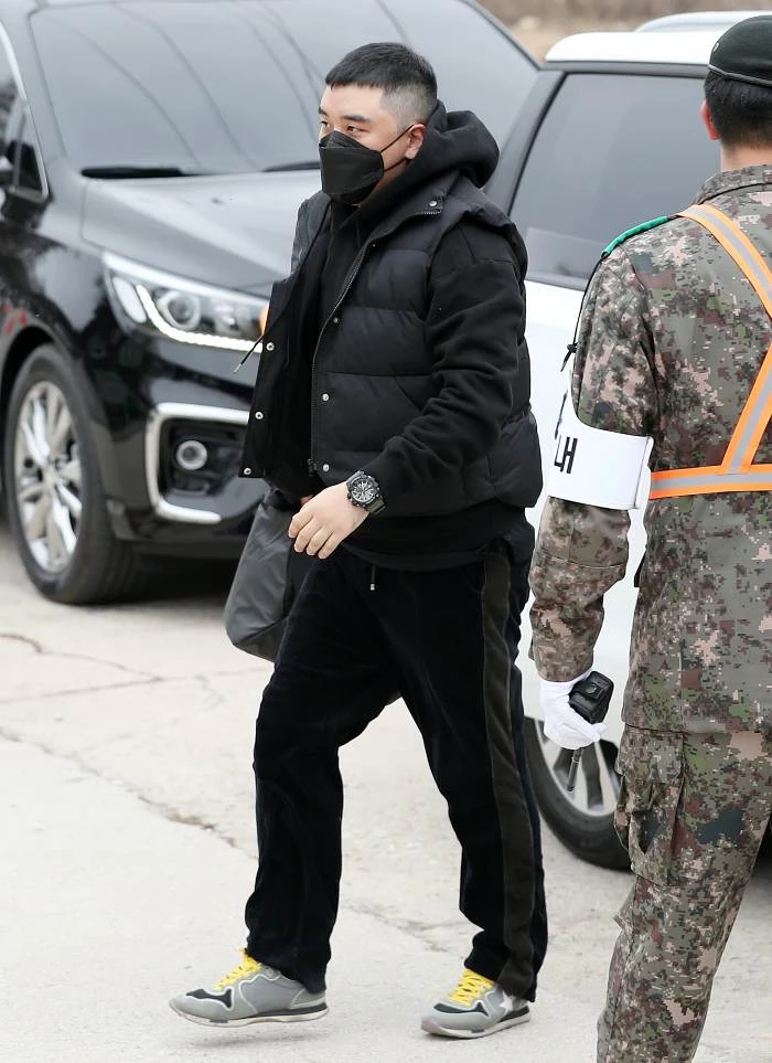 '버닝썬 의혹' 남긴 채 군입대 한 승리 / 이하 뉴스1