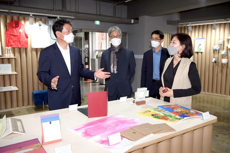 조인철 광주광역시 문화경제부시장이 27일 오후 광주인쇄비즈니스센터를 방문해 인쇄소공인 공동기반시설 구축 관련 사업에 대해 설명을 듣고 있다./광주광역시 제공