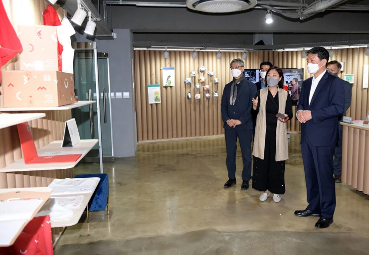 조인철 광주광역시 문화경제부시장이 27일 오후 광주인쇄비즈니스센터를 방문해 인쇄소공인 공동기반시설 구축 관련 사업에 대해 설명을 듣고 있다./광주광역시 제공