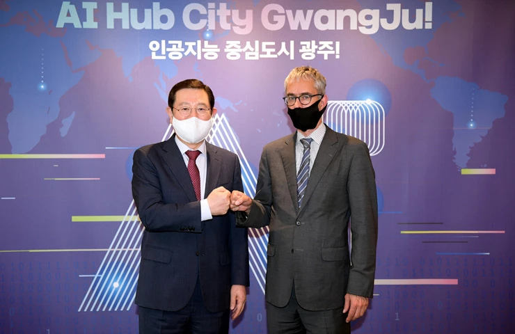 이용섭 광주광역시장이 30일 오후 시청 접견실에서 크리스토퍼 하이더 주한 유럽상공회의소 총장과 만나 환담을 나누고 있다./광주광역시 제공