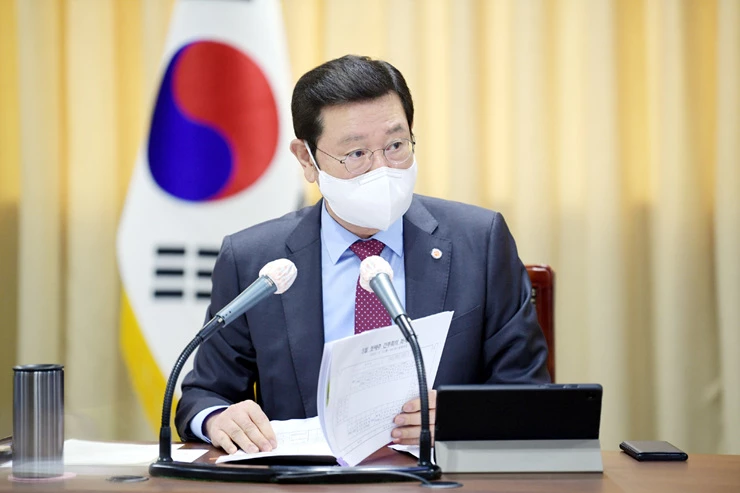 이용섭 광주광역시장이 3일 오전 시청 중회의실에서 간부회의를 주재하고 있다./광주광역시 제공