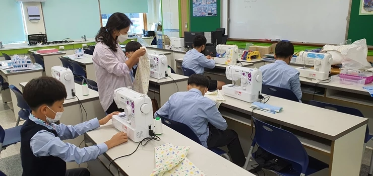 지난해 중학생들이 특별교실에서 제조(봉제) 창업 제품을 제작 체험하는 모습 / 경북교육청