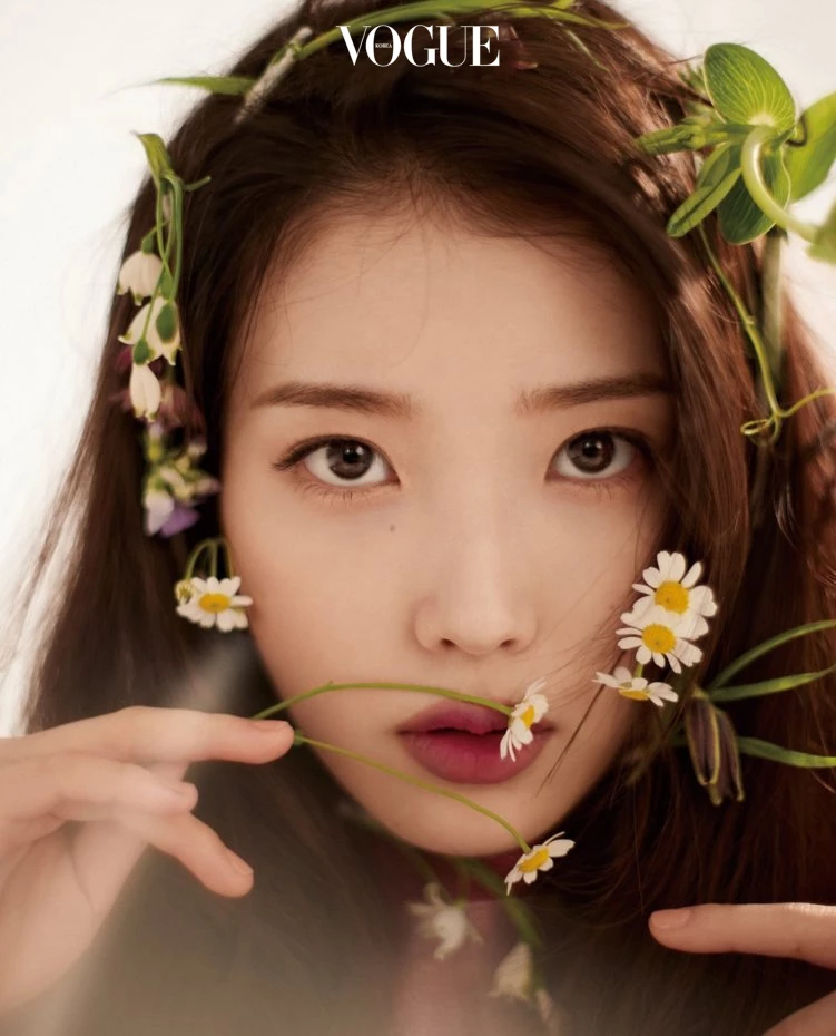 “립 정보 좀 주세용...” 본인 화보에 댓글 단 아이유, 반응 쏟아졌다 (사진 6장)