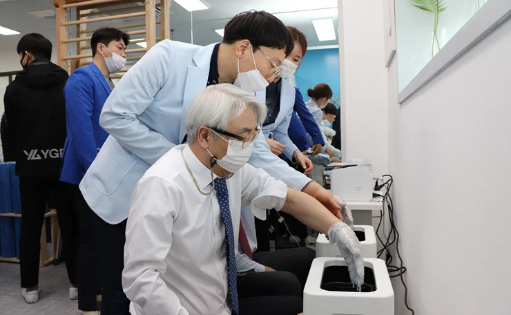 차민식 여수광양항만공사 사장이 광양항 건강관리실의 안전보건 프로그램을 이용하고 있는 모습